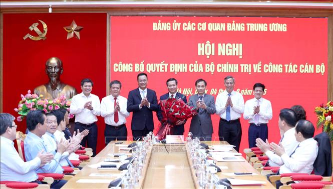 Các đồng chí lãnh đạo chủ chốt Tỉnh uỷ Quảng Trị tặng hoa chúc mừng đồng chí Nguyễn Long Hải. Ảnh: Phương Hoa - TTXVN
