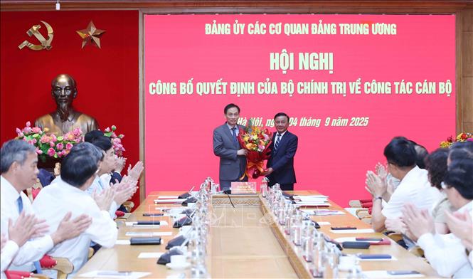 Đồng chí Trần Cẩm Tú, Uỷ viên Bộ Chính trị, Thường trực Ban Bí, Bí thư Đảng uỷ các cơ quan Đảng Trung ương tặng hoa chúc mừng đồng chí Lê Hoài Trung, Bí thư Trung ương Đảng, Quyền Bộ trưởng Bộ Ngoại giao, nguyên Phó Bí thư Thường trực Đảng uỷ các cơ quan Đảng Trung ương. Ảnh: Phương Hoa – TTXVN