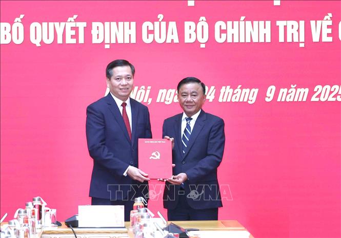Đồng chí Trần Cẩm Tú, Uỷ viên Bộ Chính trị, Thường trực Ban Bí thư, Bí thư Đảng uỷ các cơ quan Đảng Trung ương trao Quyết định của Bộ Chính trị cho đồng chí Nguyễn Long Hải. Ảnh: Phương Hoa – TTXVN