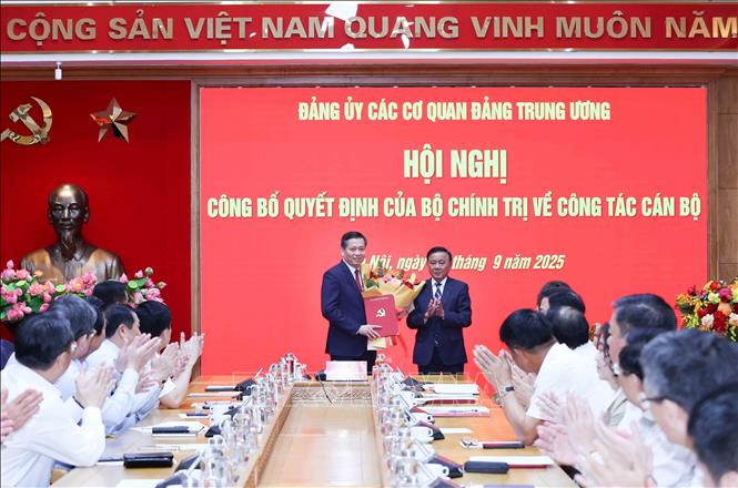 Đồng chí Trần Cẩm Tú, Uỷ viên Bộ Chính trị, Thường trực Ban Bí thư, Bí thư Đảng uỷ các cơ quan Đảng Trung ương trao Quyết định của Bộ Chính trị cho đồng chí Nguyễn Long Hải. Ảnh: Phương Hoa – TTXVN