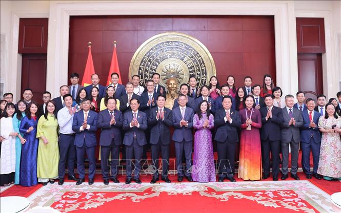 Chủ tịch nước Lương Cường với đại diện cộng đồng người Việt Nam tại Trung Quốc. Ảnh: Lâm Khánh – TTXVN