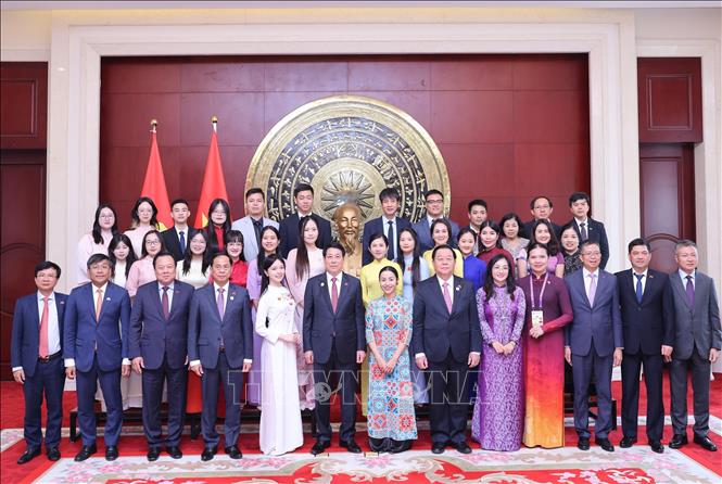 Chủ tịch nước Lương Cường và các bộ, nhân viên Đại sứ quán Việt Nam tại Trung Quốc bên tượng Chủ tịch Hồ Chí Minh. Ảnh: Lâm Khánh – TTXVN