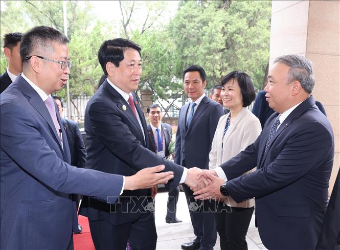 Chủ tịch nước Lương Cường với cán bộ, nhân viên Đại sứ quán Việt Nam tại Trung Quốc. Ảnh: Lâm Khánh – TTXVN