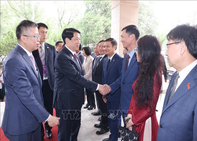Chủ tịch nước Lương Cường với cán bộ, nhân viên Đại sứ quán Việt Nam tại Trung Quốc. Ảnh: Lâm Khánh – TTXVN