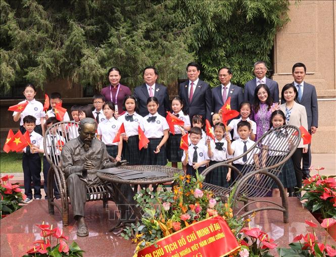 Chủ tịch nước Lương Cường và các bộ, nhân viên Đại sứ quán Việt Nam tại Trung Quốc và thiếu nhi bên tượng Chủ tịch Hồ Chí Minh. Ảnh: Lâm Khánh – TTXVN