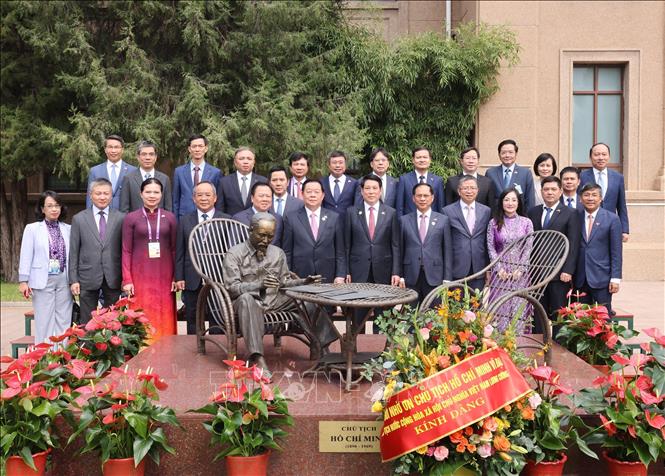 Chủ tịch nước Lương Cường và các bộ, nhân viên Đại sứ quán Việt Nam tại Trung Quốc bên tượng Chủ tịch Hồ Chí Minh. Ảnh: Lâm Khánh – TTXVN