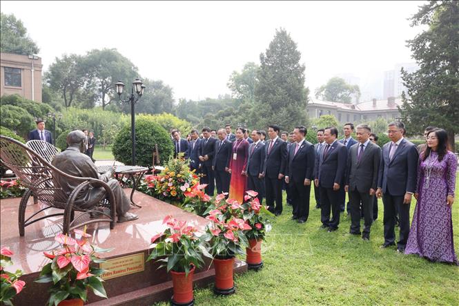 Chủ tịch nước Lương Cường dâng hoa, tưởng nhớ Chủ tịch Hồ Chí Minh trong khuôn viên Đại sứ quán Việt Nam tại Trung Quốc. Ảnh: Lâm Khánh – TTXVN