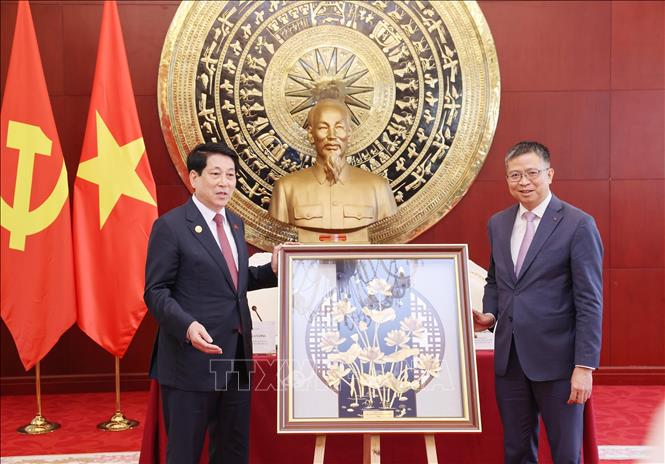 Chủ tịch nước Lương Cường trao quà lưu niệm tặng Đại sứ quán Việt Nam tại Trung Quốc. Ảnh: Lâm Khánh – TTXVN