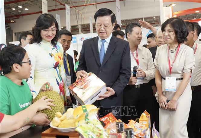 Phó Thủ tướng Chính phủ Mai Văn Chính tham quan các gian hàng tại Viet Nam International Sourcing 2025. Ảnh: Xuân Anh – TTXVN
