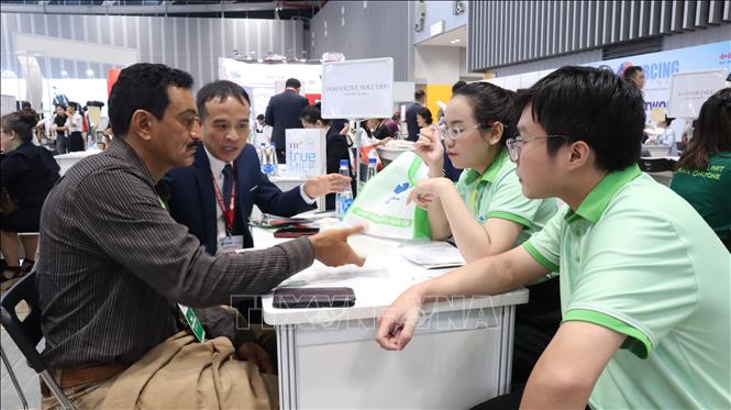 Doanh nghiệp Việt Nam và quốc tế trao đổi cơ hội hợp tác thương mại trong khuôn khổ Viet Nam International Sourcing 2025. Ảnh: Xuân Anh – TTXVN