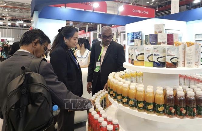 Khách mua hàng quốc tế tìm hiểu sản phẩm Việt Nam tại Viet Nam International Sourcing 2025. Ảnh: Xuân Anh – TTXVN