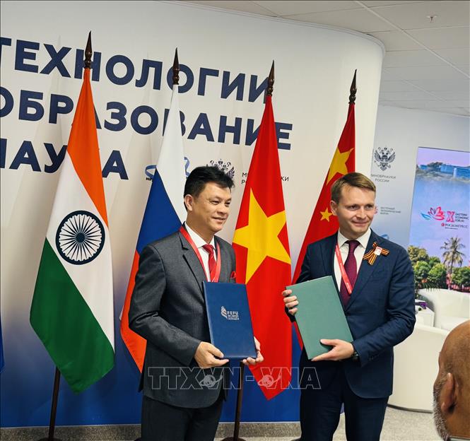 Trao Biên bản ghi nhớ giữa ĐHNN Đà Nẵng và Đại học Liên bang Viễn Đông. Ảnh: Tâm Hằng - Phóng viên TTXVN tại LB Nga