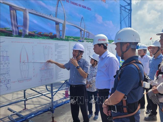 Ông Nguyễn Văn Trình giới thiệu về dự án cầu Phước An. Ảnh: Hoàng Nhị - TTXVN.