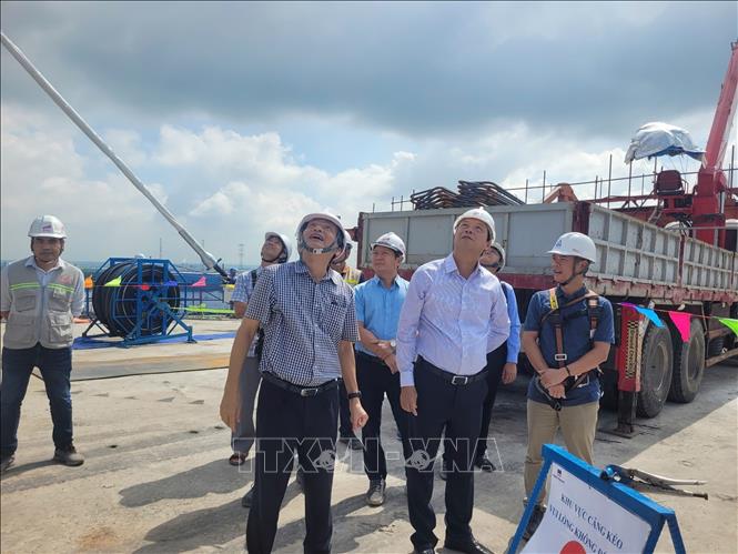 Ông Nguyễn Văn Thọ, Phó Chủ tịch thường trực UBND TP. Hồ Chí Minh, tham dự lễ căng bó cáp dây văng đầu tiên tại dự án cầu Phước An. Ảnh: Hoàng Nhị - TTXVN.
