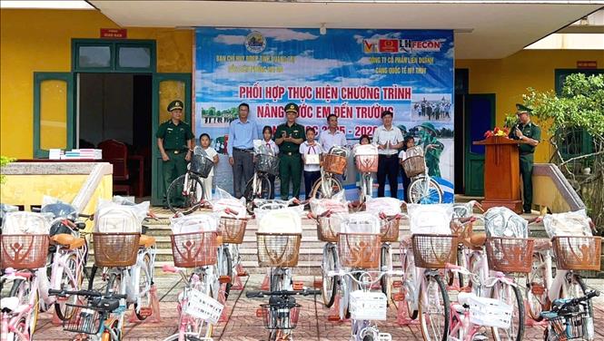 Niềm hân hoan và vui mừng của các em học sinh khi được nhận các phần quà ý nghĩa ngay trước thềm năm học mới. Ảnh: TTXVN phát