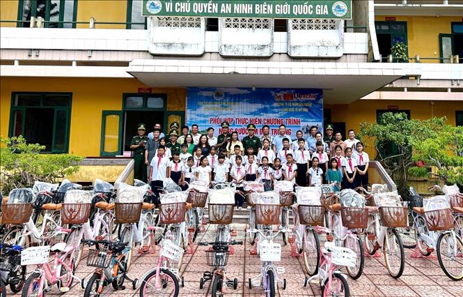 Những phần quà ý nghĩa được trao cho các em học sinh ngay trước thềm khai giảng năm học mới. Ảnh: TTXVN phát