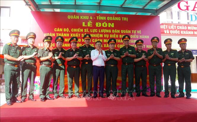 Lãnh đạo tỉnh Quảng Trị, Bộ Tư lệnh Quân khu 4 và Bộ Chỉ huy Quân sự tỉnh Quảng Trị cùng các lực lượng chụp ảnh kỷ niệm. Ảnh: TTXVN phát