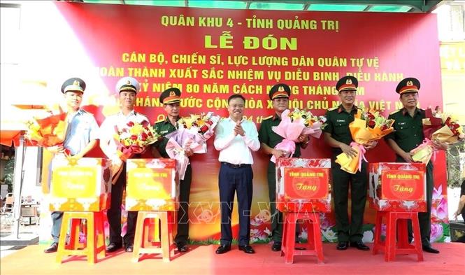 Lãnh đạo tỉnh Quảng Trị, Bộ Tư lệnh Quân khu 4 và Bộ Chỉ huy Quân sự tỉnh Quảng Trị trao quà động viên, chúc mừng các đơn vị, lực lượng đã tham gia hoàn thành xuất sắc nhiệm vụ diễu binh, diễu hành. Ảnh: TTXVN phát