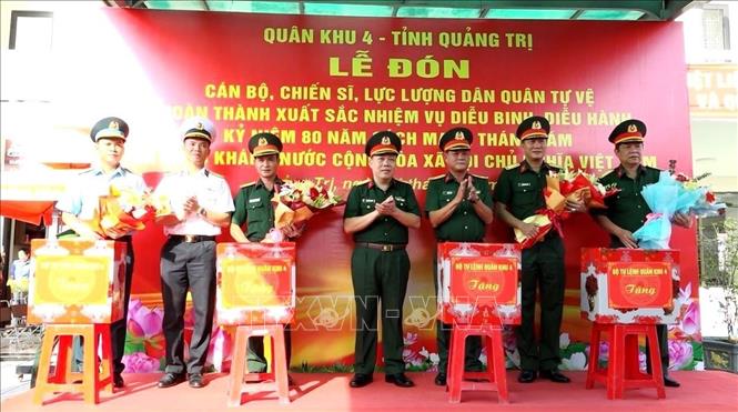 Lãnh đạo tỉnh Quảng Trị, Bộ Tư lệnh Quân khu 4 và Bộ Chỉ huy Quân sự tỉnh Quảng Trị trao quà động viên, chúc mừng các đơn vị, lực lượng đã tham gia hoàn thành xuất sắc nhiệm vụ diễu binh, diễu hành. Ảnh: TTXVN phát