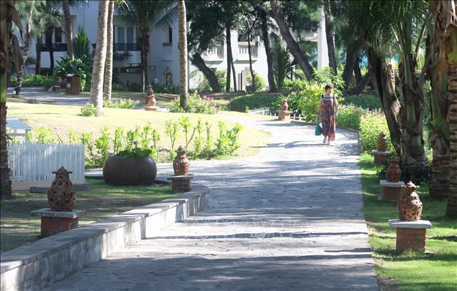 Dọc các lối đi tại Khu nghỉ dưỡng Muine Bay resort, phường Mũi Né, tỉnh Lâm Đồng đều được trang trí bằng các sản phẩm gốm của người Chăm. Ảnh: Hồng Hiếu - TTXVN