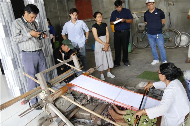 Trình diễn nghề dệt thổ cẩm của đồng bào Chăm nhằm tạo thêm không gian trải nghiệm cho du khách. Ảnh: Hồng Hiếu - TTXVN