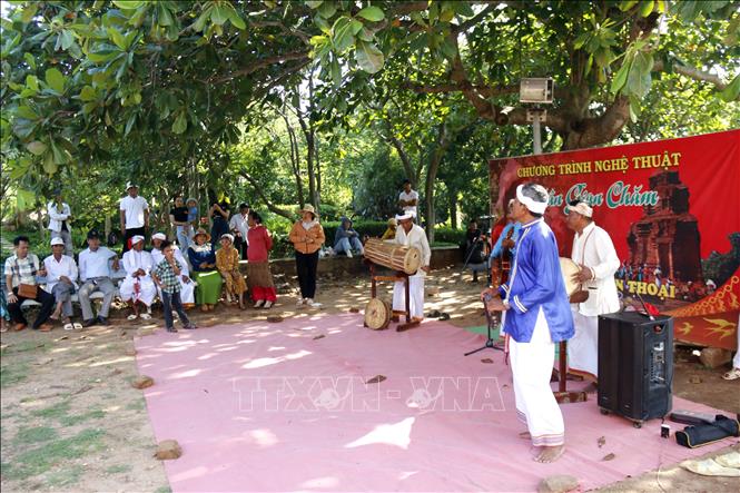 Trình diễn nhạc cụ truyền thống tại Khu di tích tháp Pô Sah Inư nhằm tạo thêm không gian trải nghiệm cho du khách. Ảnh: Hồng Hiếu - TTXVN