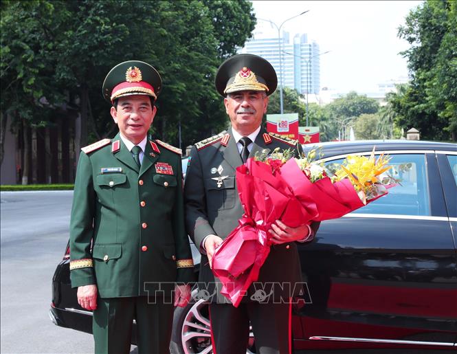Bộ trưởng Bộ Quốc phòng Phan Văn Giang đón Bộ trưởng Quốc phòng Azerbaijan Zakir Hasanov. Ảnh: Trọng Đức - TTXVN