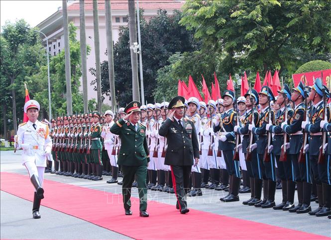 Bộ trưởng Bộ Quốc phòng Phan Văn Giang và Bộ trưởng Quốc phòng Azerbaijan Zakir Hasanov duyệt đội Danh dự QĐND Việt Nam. Ảnh: Trọng Đức - TTXVN