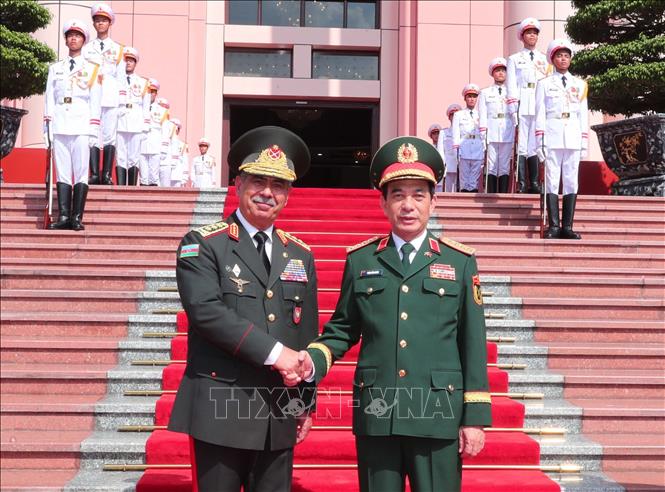 Bộ trưởng Bộ Quốc phòng Phan Văn Giang và Bộ trưởng Quốc phòng Azerbaijan Zakir Hasanov tại lễ đón. Ảnh: Trọng Đức - TTXVN