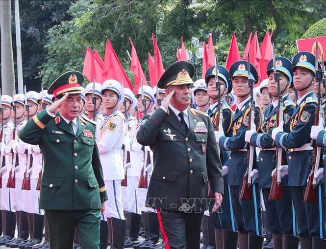 Bộ trưởng Bộ Quốc phòng Phan Văn Giang và Bộ trưởng Quốc phòng Azerbaijan Zakir Hasanov duyệt đội Danh dự QĐND Việt Nam. Ảnh: Trọng Đức - TTXVN