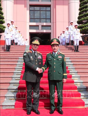 Bộ trưởng Bộ Quốc phòng Phan Văn Giang và Bộ trưởng Quốc phòng Azerbaijan Zakir Hasanov tại lễ đón. Ảnh: Trọng Đức - TTXVN
