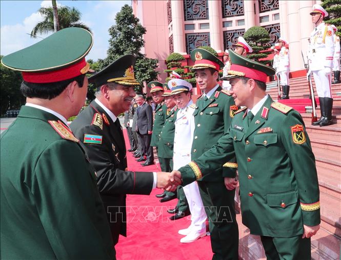 Bộ trưởng Quốc phòng Azerbaijan Zakir Hasanov và các quan chức quốc phòng Việt Nam. Ảnh: Trọng Đức - TTXVN