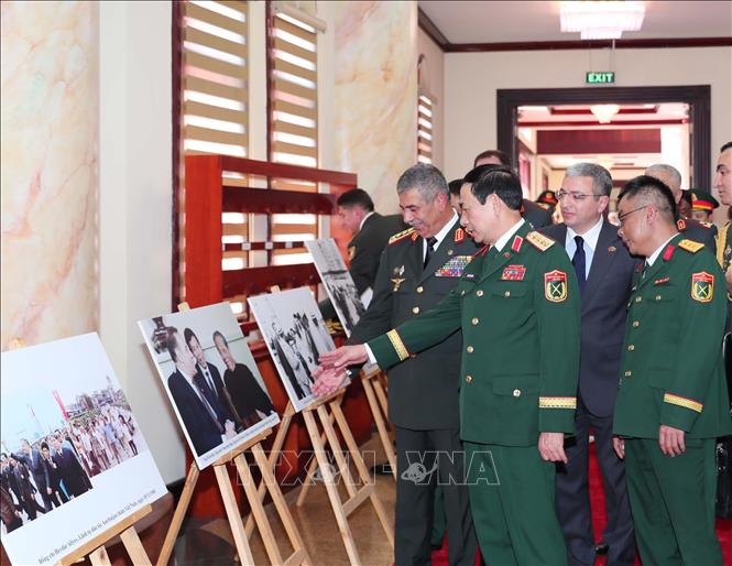 Bộ trưởng Bộ Quốc Phan Văn Giang và Bộ trưởng Bộ Quốc phòng Zakir Hasanov tham quan triển lãm ảnh về hợp tác giữa hai nước. Ảnh: Trọng Đức - TTXVN