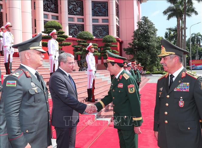 Bộ trưởng Bộ Quốc phòng Phan Văn Giang và quan chức Quốc phòng Azerbaijan. Ảnh: Trọng Đức - TTXVN