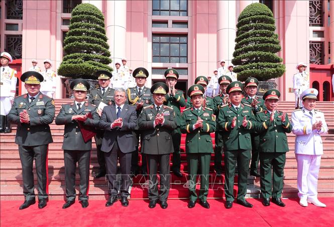 Bộ trưởng Bộ Quốc phòng Phan Văn Giang và Bộ trưởng Quốc phòng Azerbaijan Zakir Hasanov cùng quan chức quốc phòng hai nước. Ảnh: Trọng Đức - TTXVN