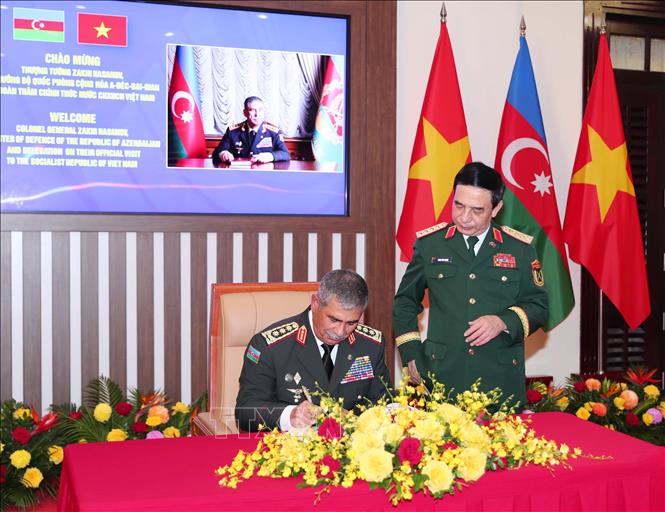 Bộ trưởng Quốc phòng Azerbaijan Zakir Hasanov ghi sổ vàng lưu niệm. Ảnh: Trọng Đức - TTXVN