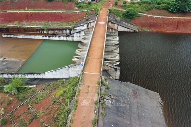 Hạng mục đập tràn của hồ chứa nước Đắk N’ting nhìn từ trên cao. Ảnh: Hưng Thịnh – TTXVN