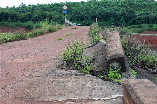 Một vị trí trên thân đập Đắk N’ting bị xô lệch, bê tông gãy, vỡ. Ảnh: Hưng Thịnh – TTXVN