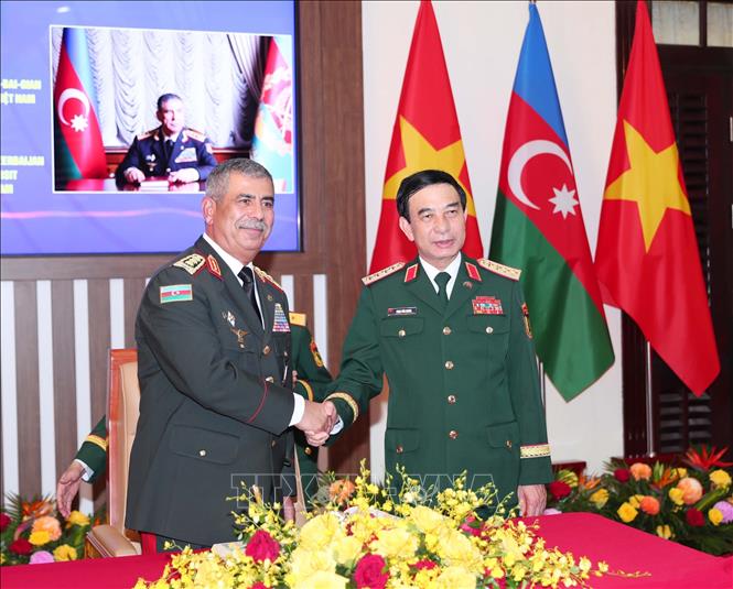 Bộ trưởng Quốc phòng Phan Văn Giang và Bộ trưởng Quốc phòng Azerbaijan Zakir Hasanov trước giờ hội đàm. Ảnh: Trọng Đức - TTXVN