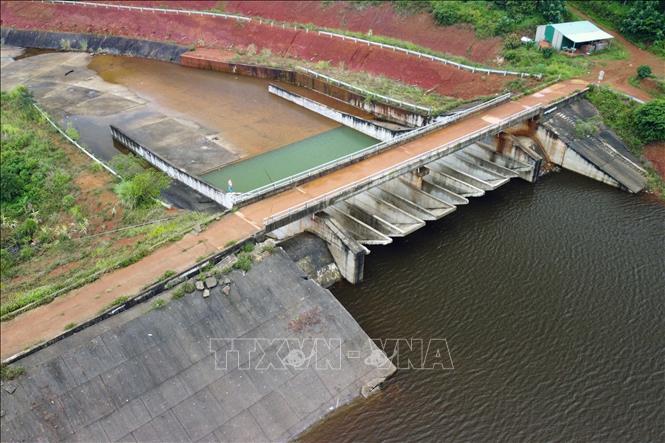 Hạng mục đập tràn của hồ chứa nước Đắk N’ting nhìn từ trên cao. Ảnh: Hưng Thịnh – TTXVN