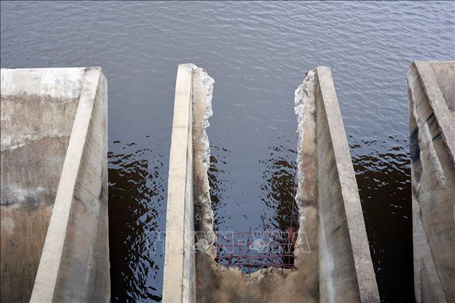 Cận cảnh một “phím” tràn (dạng tràn Piano) đã bị tháo dỡ để ngăn ngừa nguy cơ vỡ đập. Ảnh: Hưng Thịnh – TTXVN