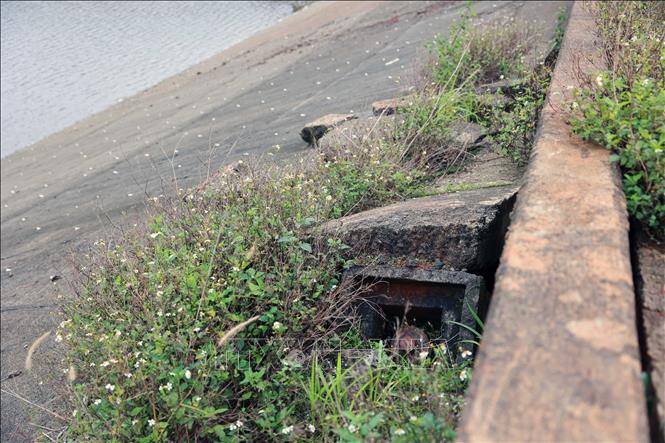 Nhiều vị trí trên thân đập Đắk N’ting bị xô lệch, bê tông gãy, vỡ. Ảnh: Hưng Thịnh – TTXVN