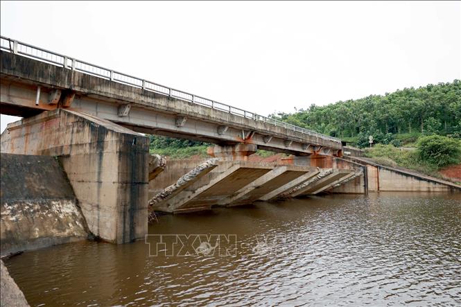 Hạng mục đập tràn của hồ chứa nước Đắk N’ting đã được tháo dỡ 1 phần để ngăn ngừa nguy cơ vỡ đập. Ảnh: Hưng Thịnh – TTXVN