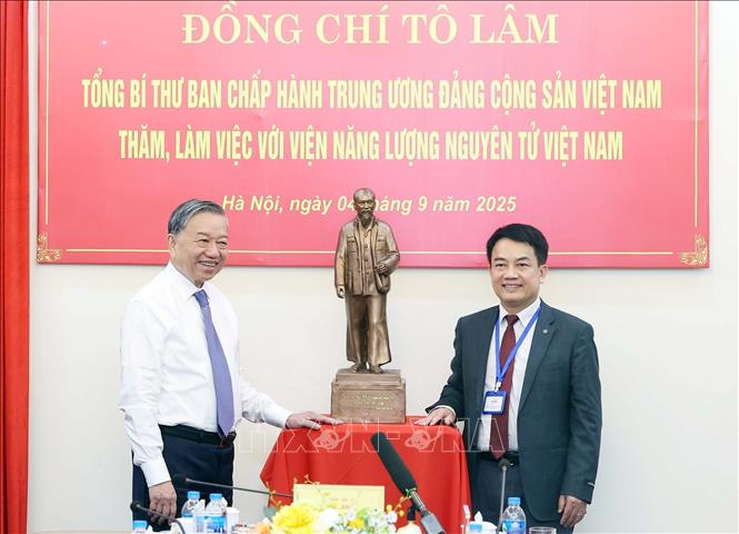 Tổng Bí thư Tô Lâm tặng bức Tượng Chủ tịch Hồ Chí Minh cho Viện Năng lượng Nguyên tử Việt Nam. Ảnh: Thống Nhất – TTXVN