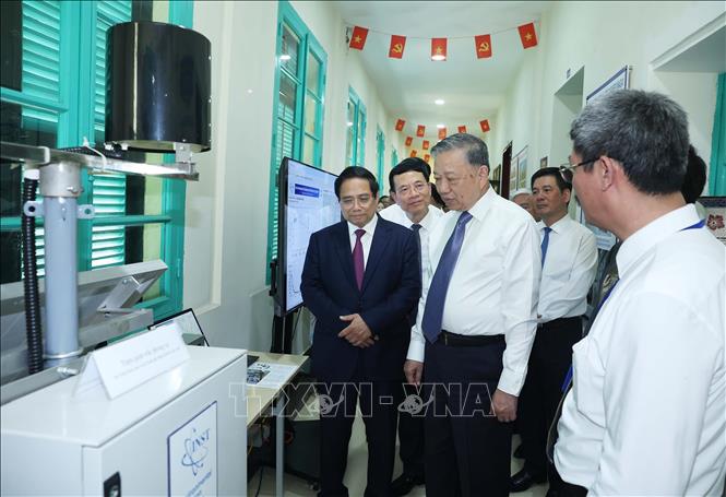 Tổng Bí thư Tô Lâm, Thủ tướng Phạm Minh Chính nghe giới thiệu các ứng dụng năng lượng nguyên tử vì hoà bình. Ảnh: Thống Nhất – TTXVN