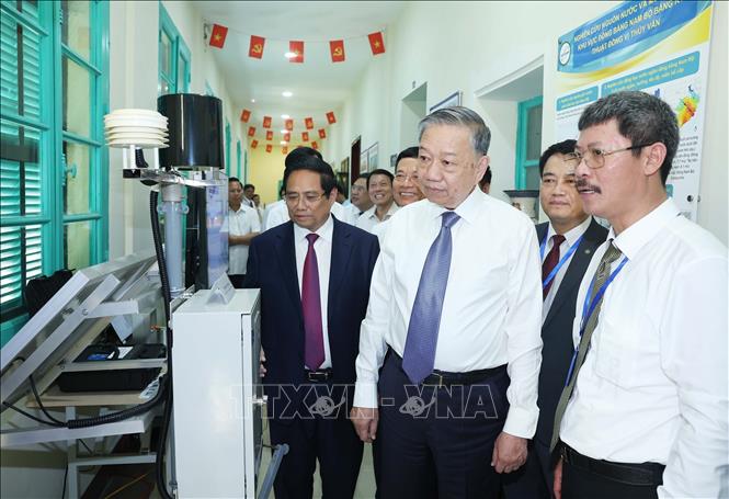 Tổng Bí thư Tô Lâm, Thủ tướng Phạm Minh Chính nghe giới thiệu các ứng dụng năng lượng nguyên tử vì hoà bình. Ảnh: Thống Nhất – TTXVN