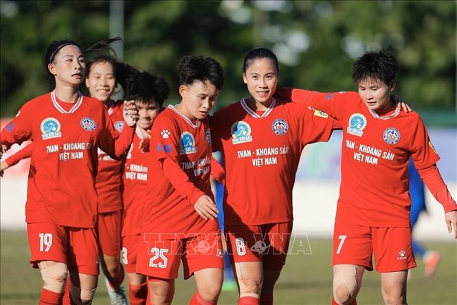 Trúc Hương (số 8) ghi bàn thắng cân bằng tỷ số 2-2 cho Than Khoáng sản Việt Nam. Ảnh: Minh Quyết - TTXVN