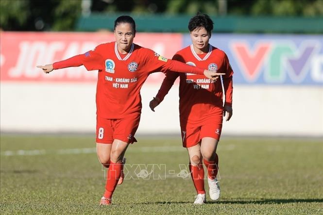 Trúc Hương (số 8) ghi bàn thắng cân bằng tỷ số 2-2 cho Than Khoáng sản Việt Nam. Ảnh: Minh Quyết - TTXVN
