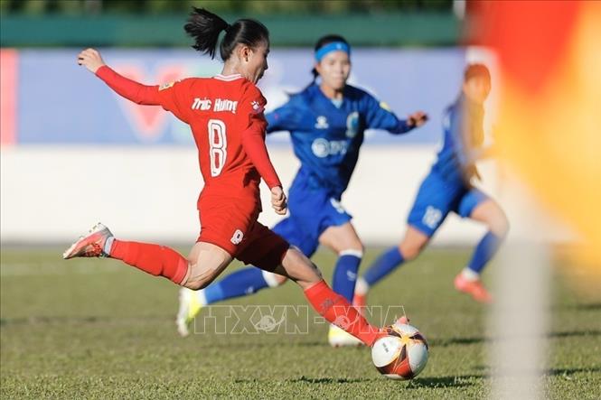 Trúc Hương (số 8) ghi bàn thắng cân bằng tỷ số 2-2 cho Than Khoáng sản Việt Nam. Ảnh: Minh Quyết - TTXVN