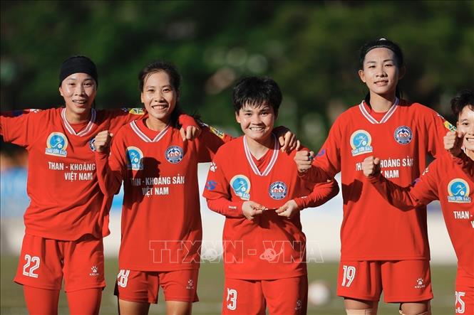 Trúc Hương (số 8) ghi bàn thắng cân bằng tỷ số 2-2 cho Than Khoáng sản Việt Nam. Ảnh: Minh Quyết - TTXVN